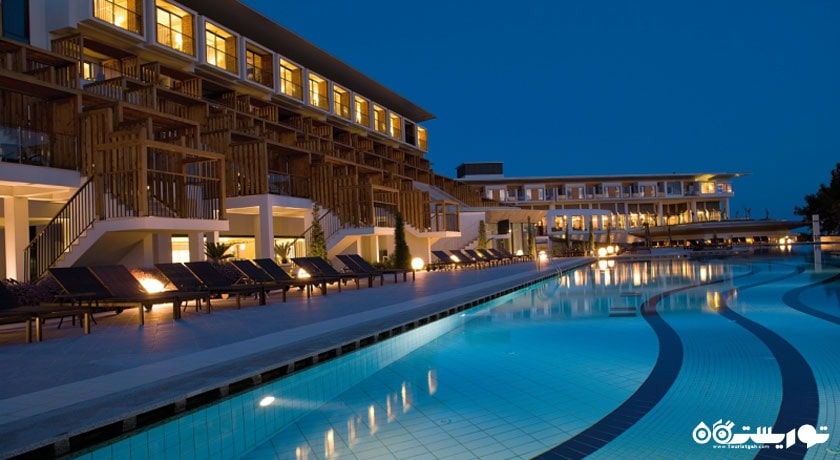 نمایی از استخر و ساختمان هتل